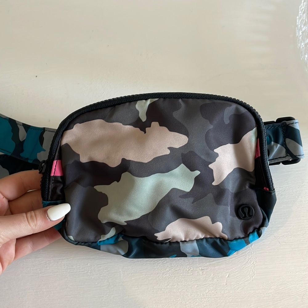 Lululemon everywhere belt bag